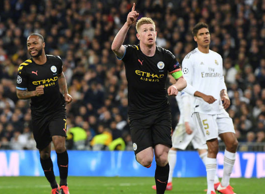 活久见，阿根廷杯决赛独立队主帅用脚绊倒对手拖延时间被罚下