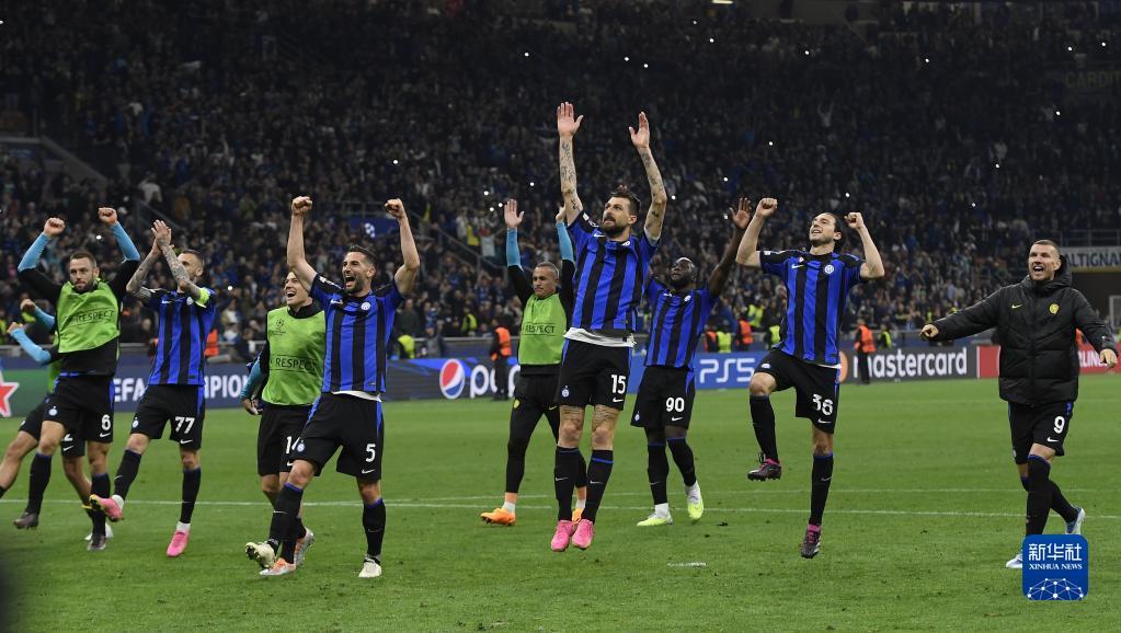 记者：弗拉霍维奇遭佛罗伦萨球迷种族歧视侮辱，导致比赛中断