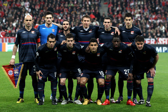 贝尔纳代斯基锁骨手术成功，恢复期约为六周（贝尔纳代斯基锁骨手术顺利完成，预计六周恢复）