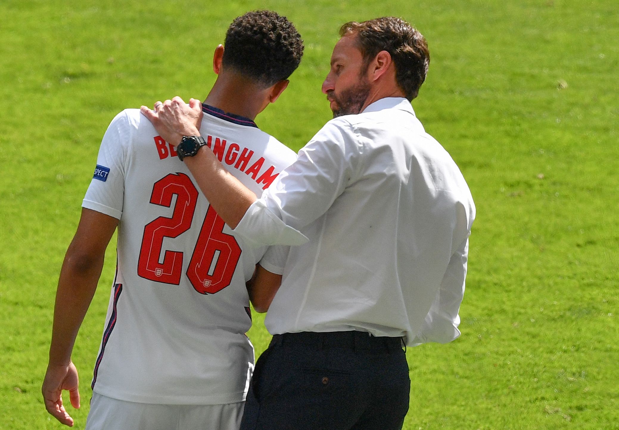 孔帕尼：球员们一个接一个生病；某个阶段我们会需要年轻球员（孔帕尼：队内接连有人生病，迟早要启用青年军）