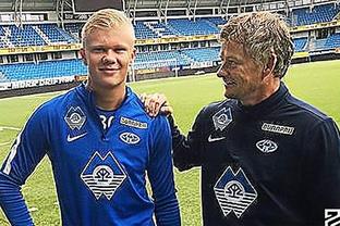 绝对压制！曼城主场8杀樱桃军 数据示纪录延续（主场无解！曼城对樱桃军豪取八连胜，纪录延续）