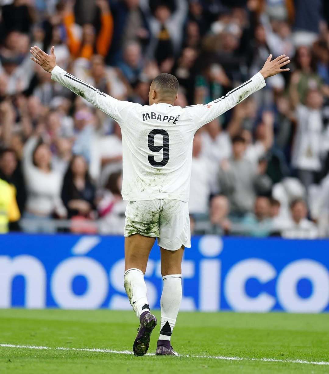 费迪南德称赞曼联新训练基地：非常漂亮，细节设计也太贴心了（费迪南德盛赞曼联新训练基地：外观出色，细节拿捏到位）