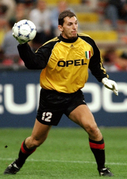 小孔塞桑被换下情绪激动不是因为斯帕莱蒂，是因摄影师险些绊倒他