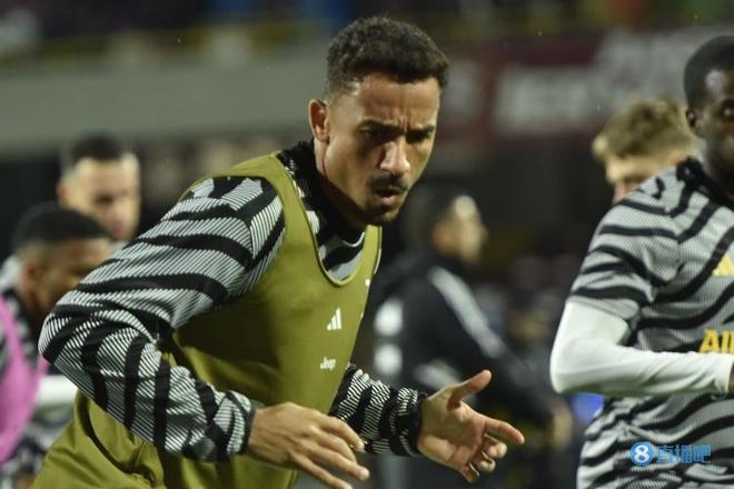 狼队一胜难求，曼联客场不佳！海外情报：狼队0-1曼联（狼队难觅胜绩，曼联客场低迷：海外情报称狼队0-1不敌曼联）